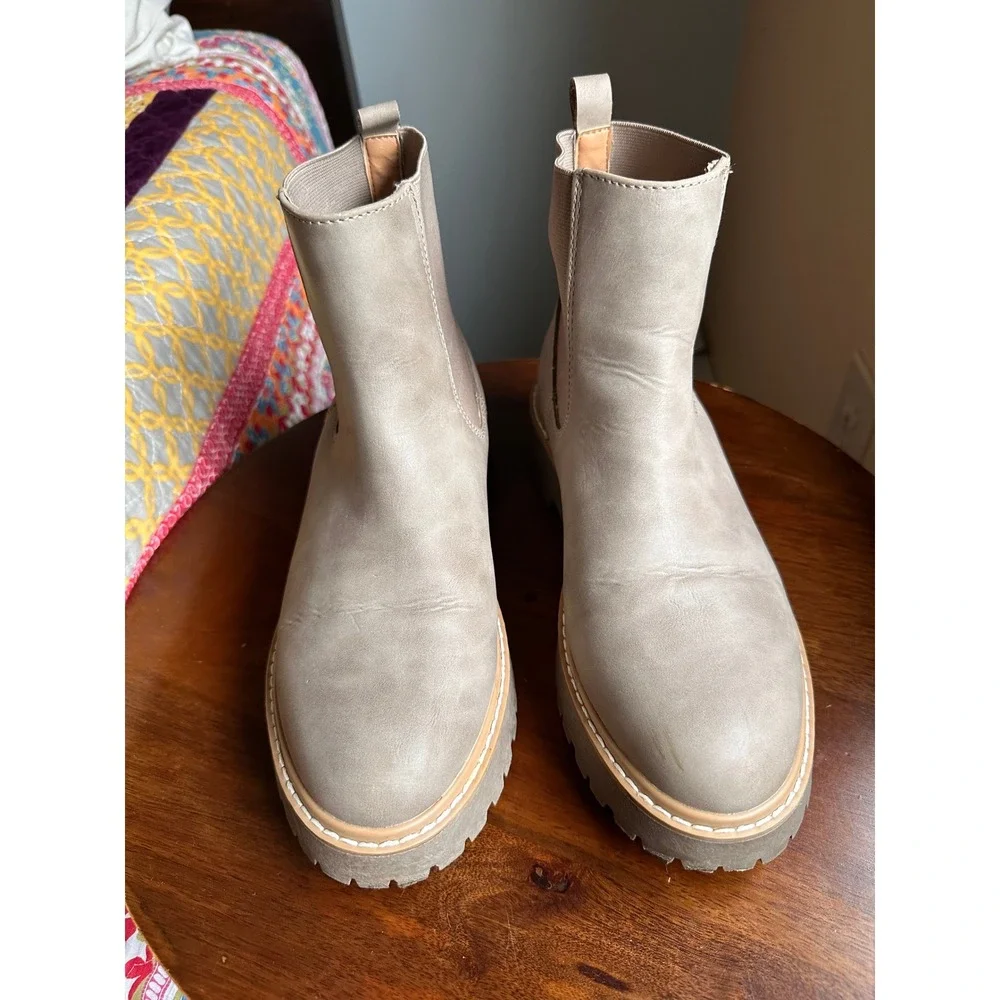 DV Dolce Vita Lobera Taupe Grey Lug Sole Chelsea Ankle Boots Womens 8 Vegan